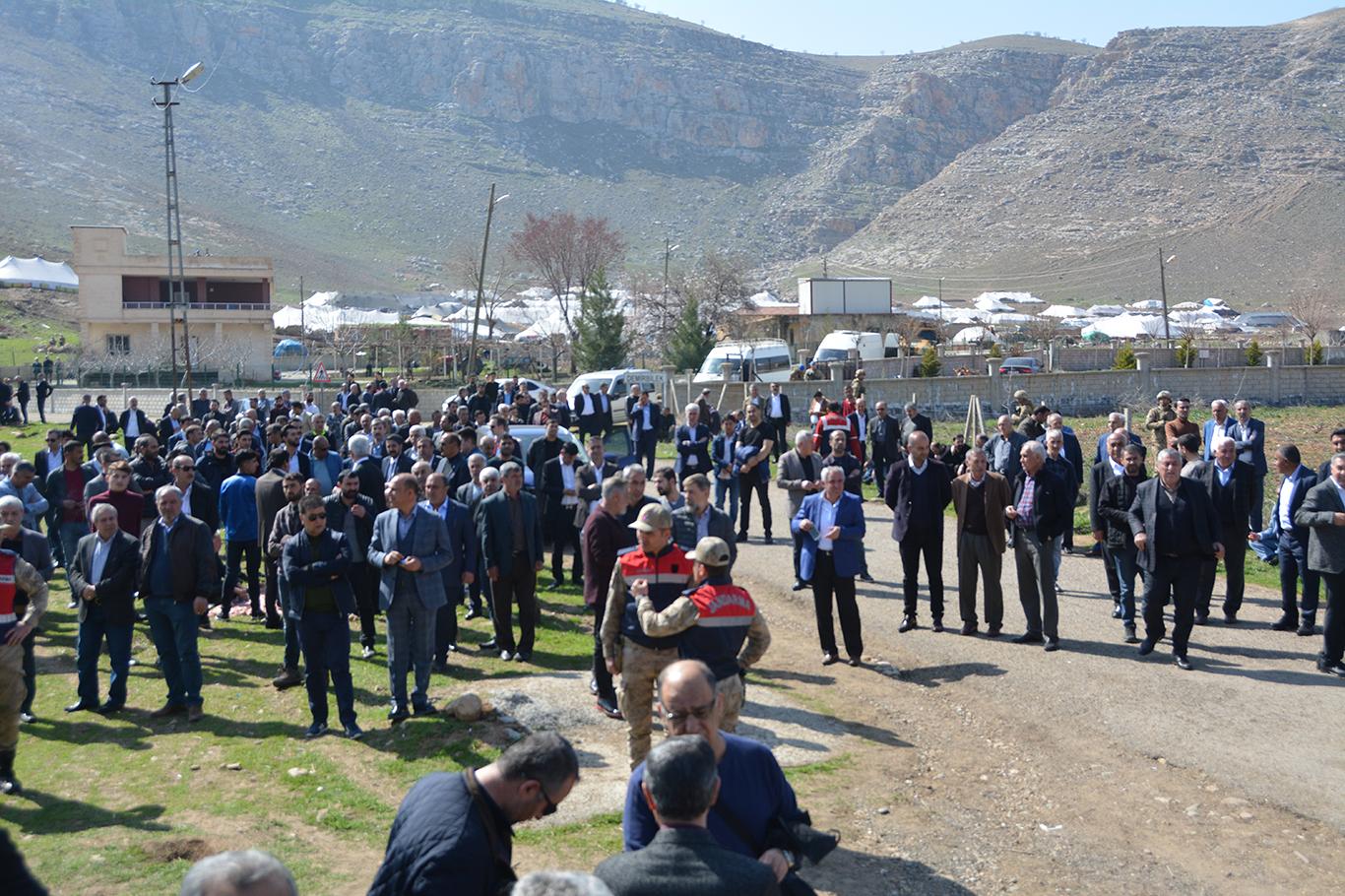 İçişleri Bakanı Soylu vefat eden Özdemir'in cenazesine katıldı İçişleri Bakanı Soylu vefat eden Özdemir'in cenazesine katıldı